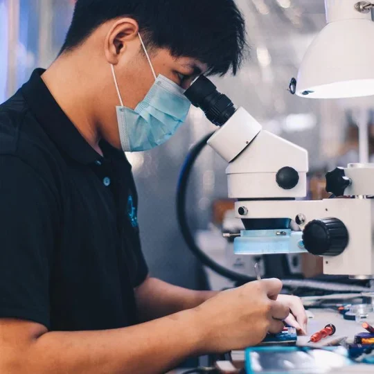 Martin 使用显微镜检查主板维修细节